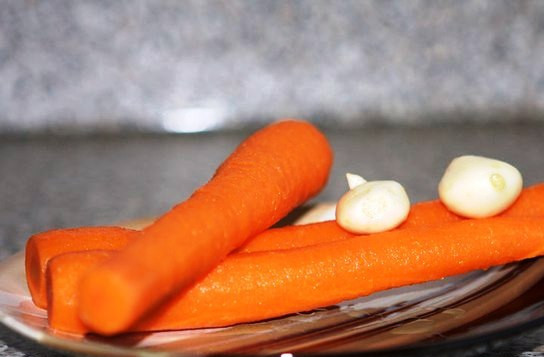 1. Этап. Морковь с чесноком: Очистите морковь и чеснок.