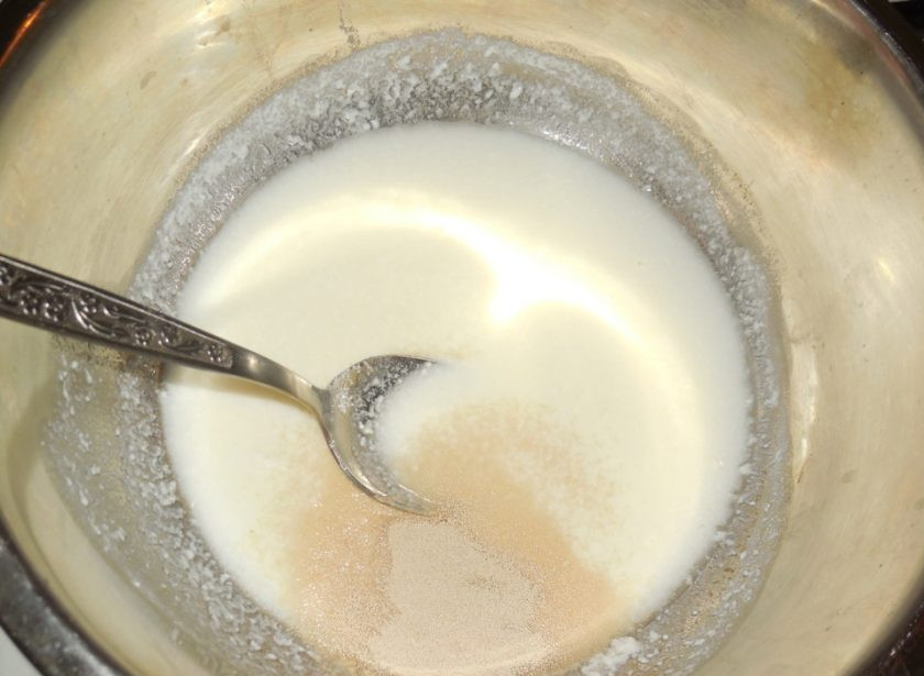 1. Этап. Оладьи на воде с яблоками: 3. Добавляем дрожжи и пару столовых ложек муки. Оставляем нашу опару, чтобы она немного подошла.