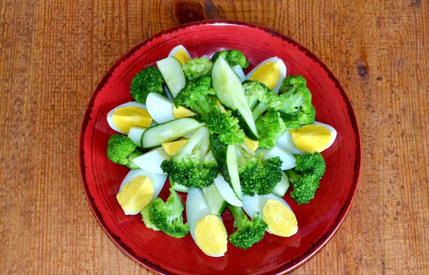 1. Этап. Салат из брокколи и огурцов: Выложите сверху оставшиеся ингредиенты.