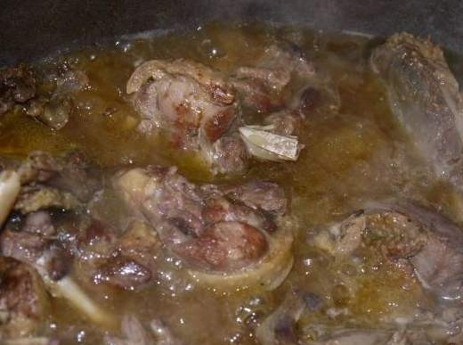 1. Этап. Плов из утки: Заливаем обжаренные куски утки водой, добавляем чайную ложку соли и специи, и тушим примерно 1.5 часа.