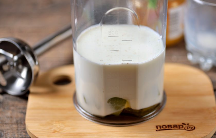 1. Этап. Коктейль Киви и молоко: Переложите киви в чашу блендера, влейте молоко средней жирности и жидкий мед по вкусу. Количество меда может зависеть от кислоты киви.