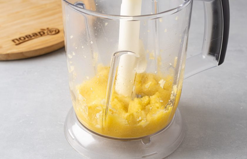 1. Этап. Манговый шейк: Выложите много в чашу блендера и измельчите до состояния пюре.