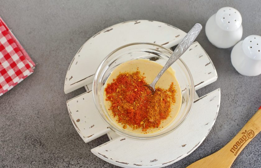 1. Этап. Вкусный маринад для шашлыка из курицы: Далее добавьте любые любимые специи.