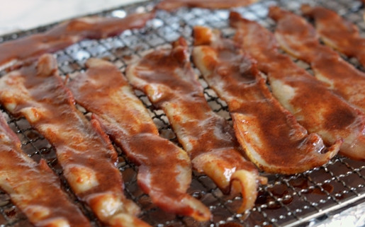 1. Этап. Бекон в сиропе: Тем временем достаньте бекон и смажьте его соусом. Отправьте мясо обратно в духовку.