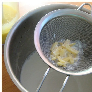 1. Этап. Имбирное мороженое: Имбирь очистить от кожуры и тонко нарезать. Отварить в молоке 20 минут. Снять с огня, процедить.