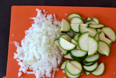 1. Этап. Ризотто с рыбой: Репчатый лук нарезаем мелко, а цукини — полукольцами или кольцами.