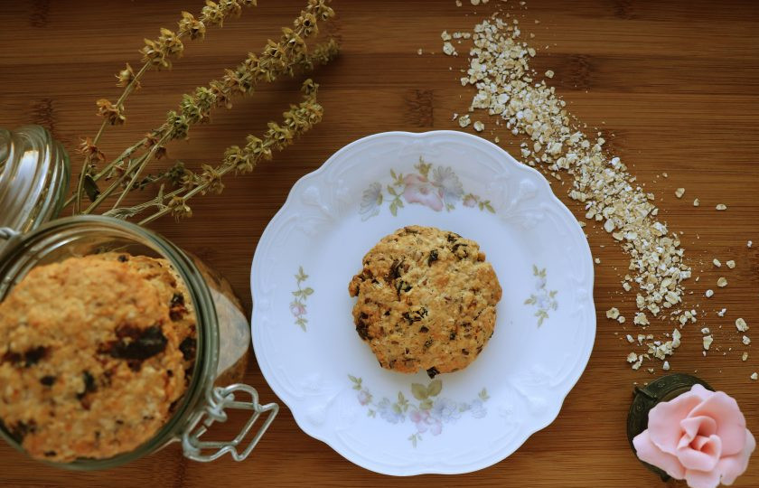 1. Этап. Овсяное печенье с черносливом: Готовое печенье остудите и подавайте с молоком, к чаю или кофе. Приятного аппетита!