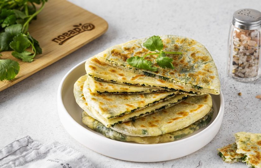 1. Этап. Лепешки с кинзой: Готовые лепешки смажьте маслом. Лепешки с кинзой готовы, приятного вам аппетита!