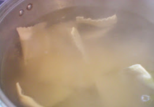 1. Этап. Равиоли с творогом: Равиоли варятся 5 минут в кипящей воде.