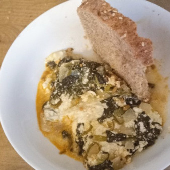 Яйца в шпинатовом креме с семенами