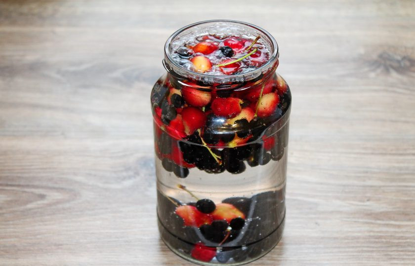 1. Этап. Компот из ранеток и черноплодки: Чистую воду доведите до кипения и залейте ей банку с рябиной и ранетками до самого верха. Прикройте крышкой и оставьте на 15 минут.