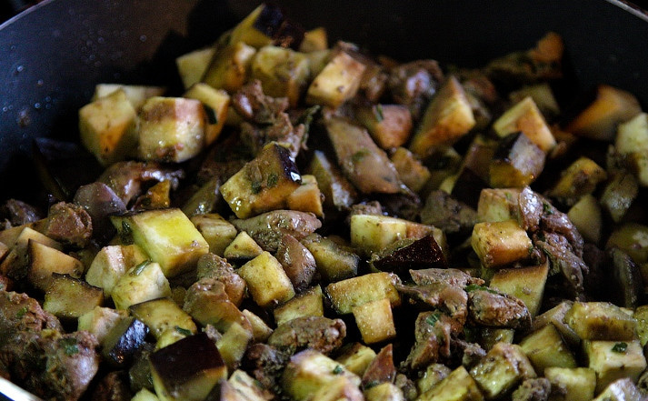 1. Этап. Печень с болгарским перцем: Затем добавляем баклажан (предварительно его можно замочить в соленной воде, чтоб ушла горечь) и хорошенько перемешиваем.