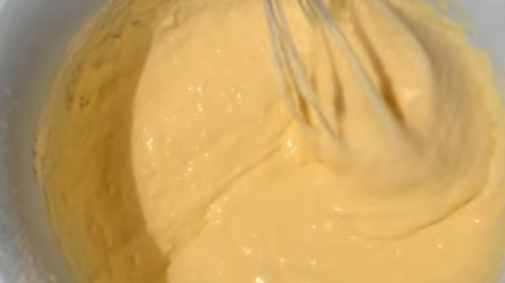 1. Этап. Пирог-перевертыш с мясом и грибами: 4. Муку соединяем с разрыхлителем и просеиваем к жидким составляющим. Перемешиваем тесто венчиком, чтобы не было комочков, должна получиться консистенция, как на оладьи.