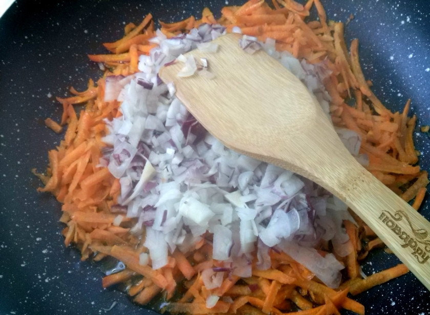 1. Этап. Аджаб сандал: Лук порежьте мелкими кубиками, морковь натрите на терке. Разогрейте оставшееся масло, обжарьте на нем овощи до золотистого цвета.