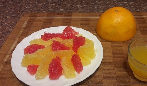 1. Этап. Салат с печенью индейки Новогодний: Половинки грейпфрута и апельсина очищаем от шкурки. Вырезаем сегменты без пленок. Убираем половинку грейпфрута - он нам не понадобится. Из оставшегося половинки апельсина выжимаем сок.