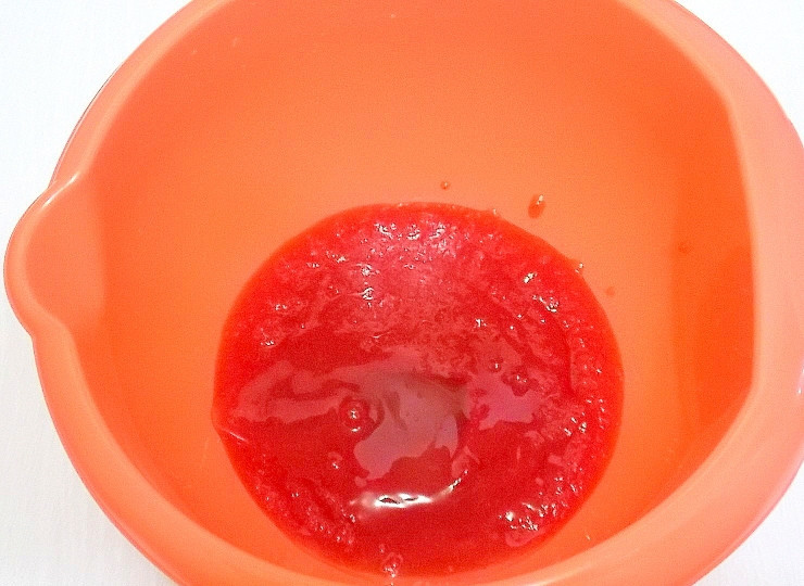 1. Этап. Зефир из клюквы: Добавьте 1/2 белка к пюре и взбивайте, на средней скорости, в течение 3 минут. Продолжая взбивать, добавьте оставшийся белок и взбивайте на самой большой скорости еще 3 минуты.