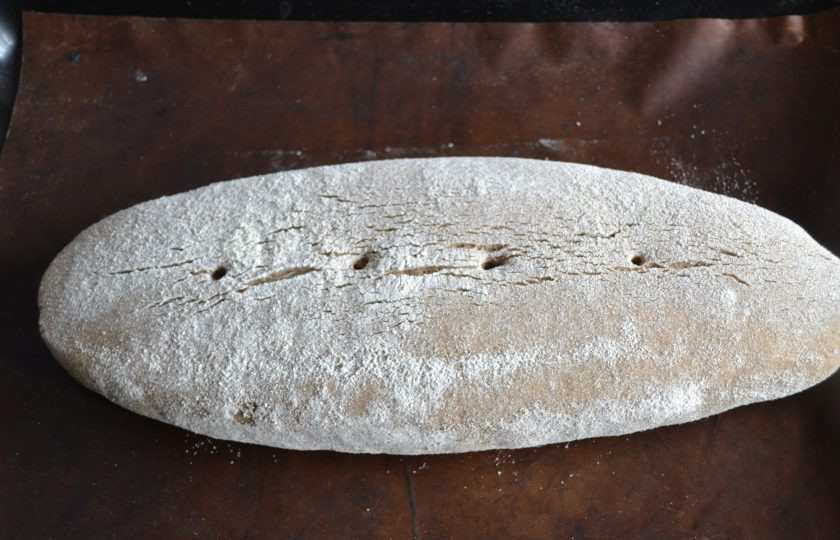 1. Этап. Ржаной заварной хлеб на закваске: Через час аккуратно переложите хлеб на лист для выпечки, деревянной палочкой или острым ножом сделайте надрезы или дырочки.