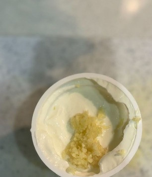 1. Этап. Салат Месяц молодой: Для заправки салата в йогурт выдавить чеснок, посолить по вкусу