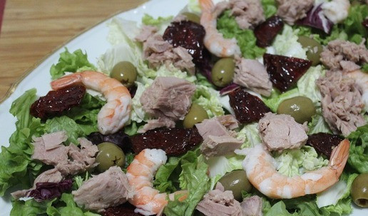 1. Этап. Салат Праздничный: Отцеженные кусочки тунца.