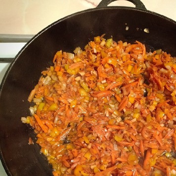 1. Этап. Нежные голубцы из савойской капусты: На этой же сковороде обжарить нарезанный лук, перец, чеснок и морковь.