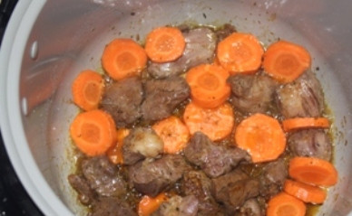 1. Этап. Шурпа из баранины в мультиварке: После того как мясо покроется румяной корочкой, выкладываем в чашу нарезанную кружочками морковь, жарим все еще 3-4 минуты, периодически помешивая.