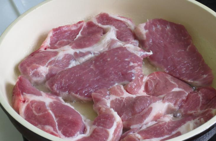 1. Этап. Свиная шейка на сковороде: В сковородке разогреваем масло и на сильном огне обжариваем мясо с двух сторон, чтоб образовалась корочка.