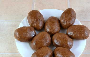 1. Этап. Пирожное Картошка из сухарей и сгущенки: 3. Теперь лепим из получившейся липкой смеси отдельные 