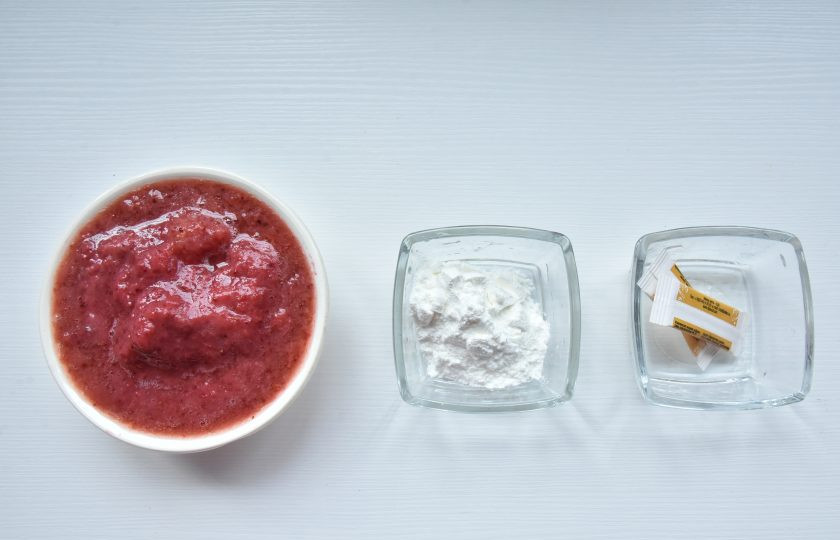 1. Этап. Протеиновые капкейки: Пока выпекаются капкейки подготовьте начинку. Для нее можно использовать любое ягодное или фруктовое пюре. В данном рецепте используется пюре из клубники.