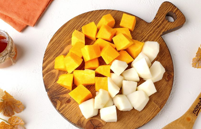 1. Этап. Смузи из тыквы с яблоком: Тыквы и яблоки очистите от шкурки, удалите семена и нарежьте кубиками как на фото.