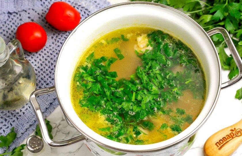 1. Этап. Чечевичный суп с курицей: Промойте петрушку и измельчите, добавьте в емкость вместе с солью, другими приправами и специями. Проварите 2-3 минуты и попробуйте чечевичный суп на вкус, при необходимости подкорректируйте его.