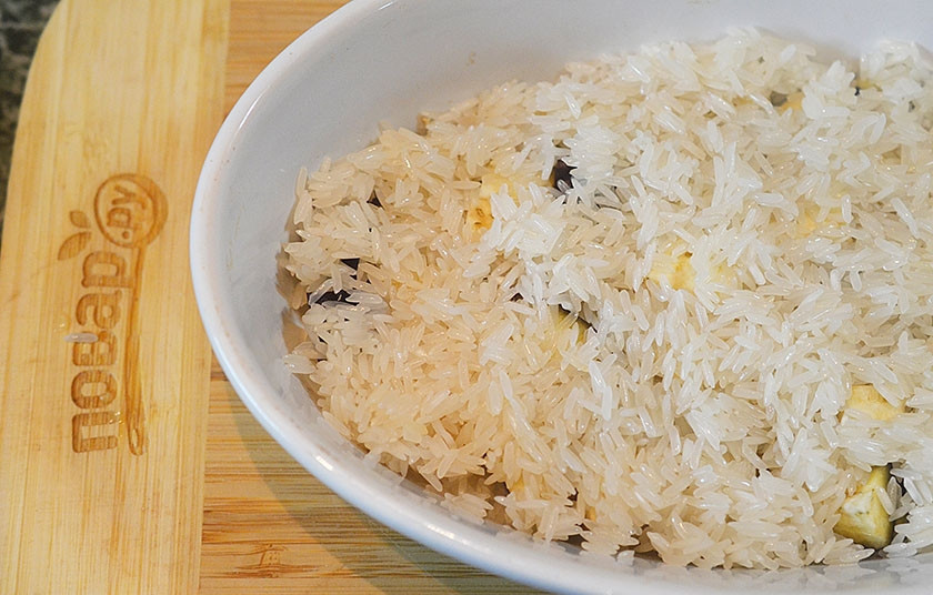 1. Этап. Курица с финиками по-магрибски: 5. Выложите ровным слоем рис.