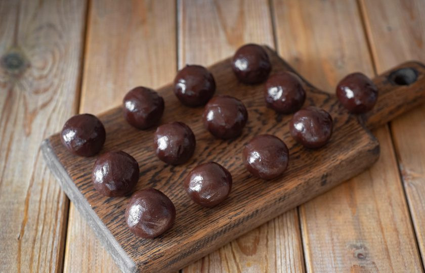 1. Этап. Конфеты из сгущённого молока и какао: Обработайте руки растительным маслом и приступайте к формированию конфет. От общей массы отделяйте кусочки весом примерно в 20 грамм и скатывайте из них шарики. Затем все эти шарики-конфетки отправьте в холодильник на час для затвердевания.