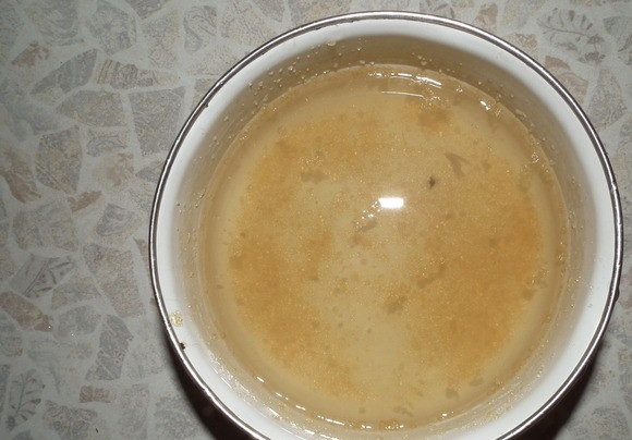 1. Этап. Холодец в банках на зиму: Бульон, желательно, чтобы был прозрачный. Вместе с мясом ставим на огонь, варим часов 6-7.