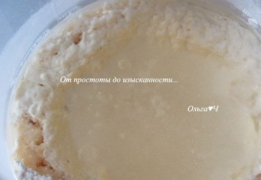 1. Этап. Печенье «Крестики» с орехами: Сделайте углубление и влейте воду с маслом, перемешайте.