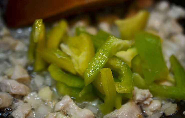 1. Этап. Закусочные трубочки с курицей и овощами: Добавьте нарезанный соломкой перец.