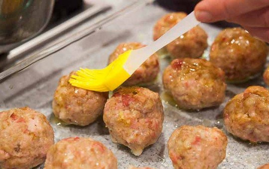 1. Этап. Глазированные мясные шарики: 3. Сформируйте небольшие шарики и выложите в форму запекания или на противень. Смешайте ананасовый сок, сахар, яблочный уксус, кетчуп и доведите до кипения, смешайте в отдельной емкости крахмал и воду, введите в горячую глазурь, снимите с огня и перемешайте. Запекайте фрикадельки в разогретом до 180 градусов духовом шкафу 10 минут, затем смажьте глазурью.