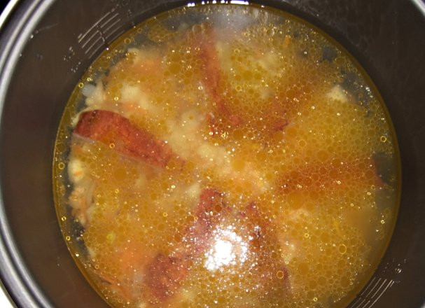 1. Этап. Суп с ребрышками в мультиварке: 4. Вместе с ребрами закидываем и промытый горох, как вы могли заметить. Заливаем водой (полтора литра для негустого супа). Ставим режим 