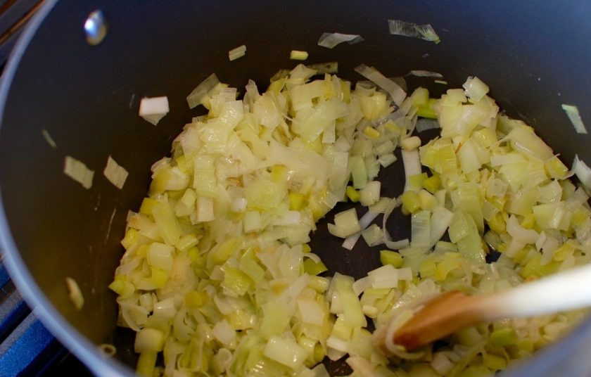 1. Этап. Картофельно-луковый суп: 5. Добавьте в кастрюлю лук-порей, посолите и готовьте на среднем огне в течение 5-7 минут.