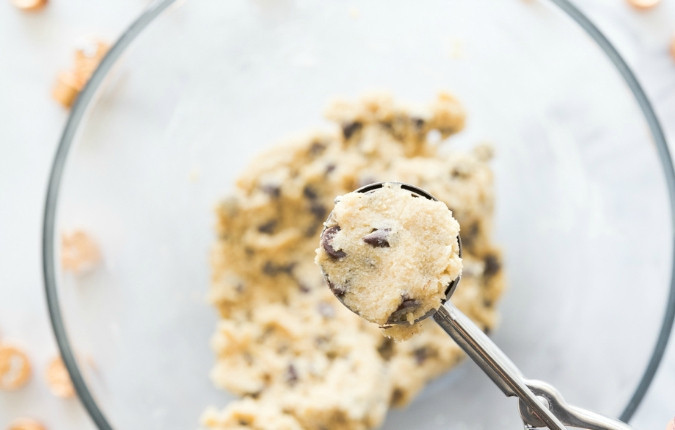 1. Этап. Быстрое печенье с шоколадом: 1. Сделайте тесто, смешав муку, растопленное масло, смесь для кекса и шоколад капельками.