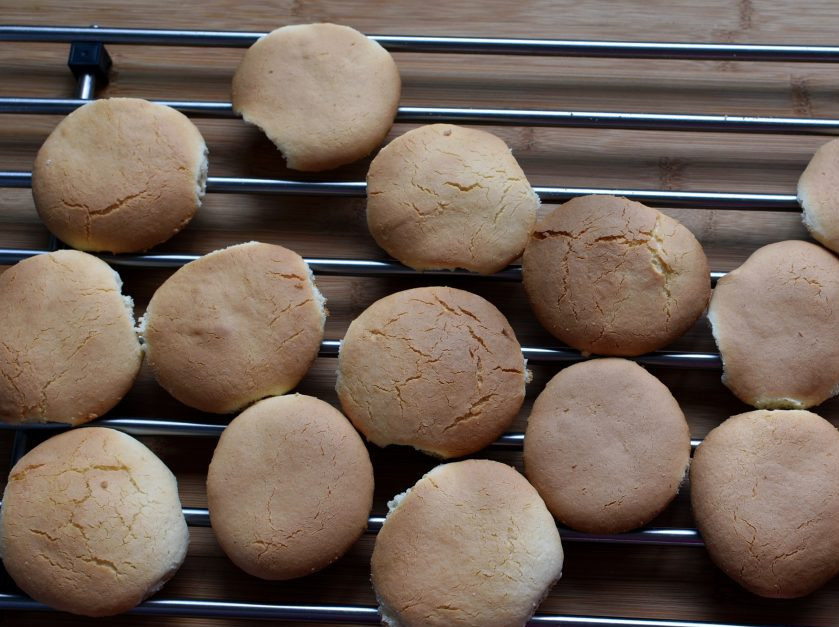 1. Этап. Печенье Альфахорес: Готовое печенье осторожно снимите на решетку и полностью остудите. Печенье хрупкое!