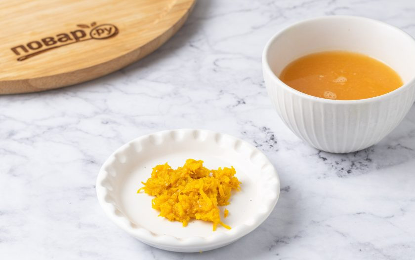 1. Этап. Овсяная каша с шоколадом и апельсином: Апельсин помойте, ошпарьте кипятком, снимите цедру. Затем выжмите сок.