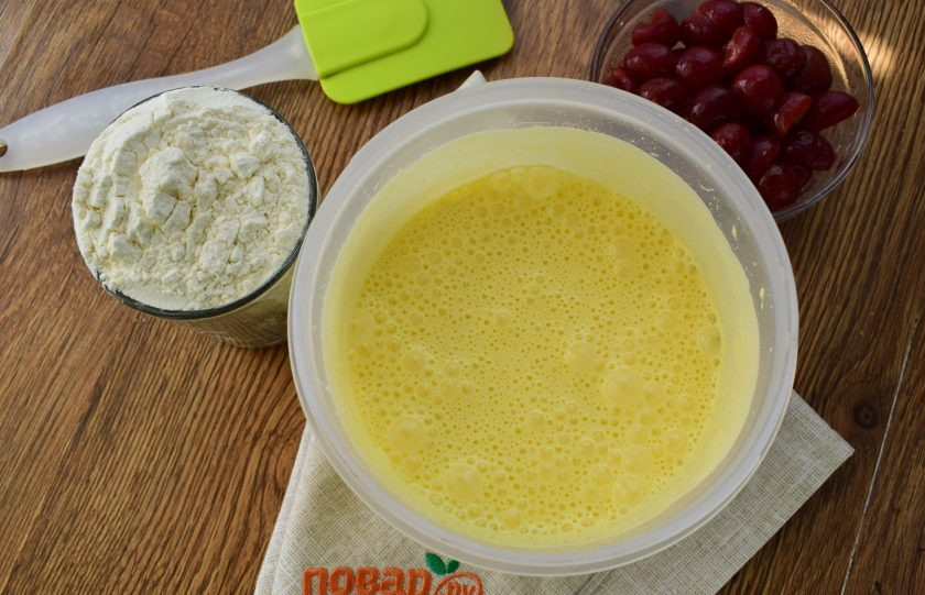 1. Этап. Капкейки с вишней и взбитыми сливками: Яйца, сахар и ванилин взбивайте с помощью миксера в течение 10 минут в густую светлую пену. Тонкой струйкой влейте в пену растительное масло, продолжая взбивать миксером на высоких оборотах.