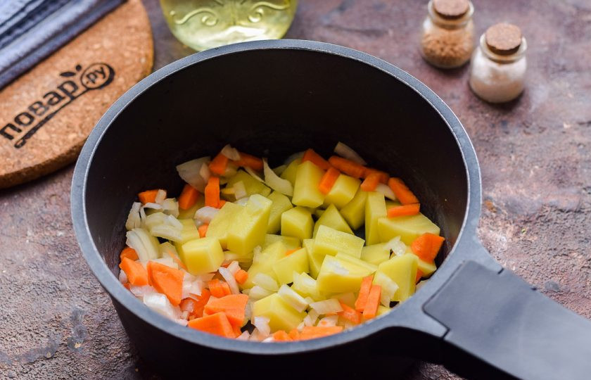 1. Этап. Суп с булгуром и брокколи: В кастрюле разогрейте масло и выложите овощи, поджарьте несколько минут.