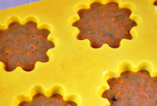 1. Этап. Кексы из моркови: Формы для кексов смажьте маслом и наполните тестом на три четверти. Выпекайте в духовке в течение 25 минут при 180 градусах. Готовые кексы охладите, и подайте на стол.