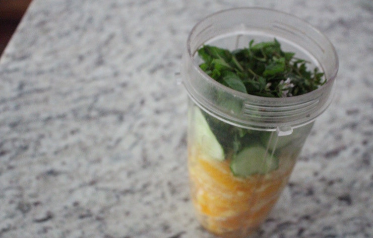 1. Этап. Мятный смузи: Затем выложите все ингредиенты в блендер.