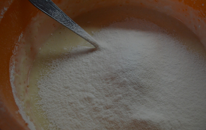 1. Этап. Пряники на кефире: Начинаем постепенно всыпать муку.