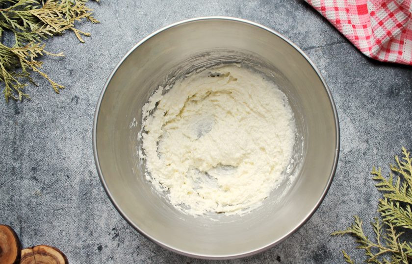 1. Этап. Капкейки с кремом чиз: Мягкое сливочное масло с сахаром и щепоткой соли взбивайте миксером в течение 2 минут до пышной массы.