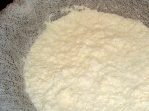 1. Этап. Рассол для брынзы: 4. Откидываем массу на марлю, сложенную в два слоя. Таким образом отделяем массу от сыворотки. Накрываем сыр и ставим тяжелый пресс.