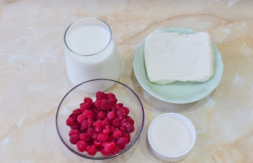 1. Этап. Смузи с творогом и малиной: Для приготовления смузи подготовьте все необходимые ингредиенты. Пропорции можете немного менять по своему вкусу.