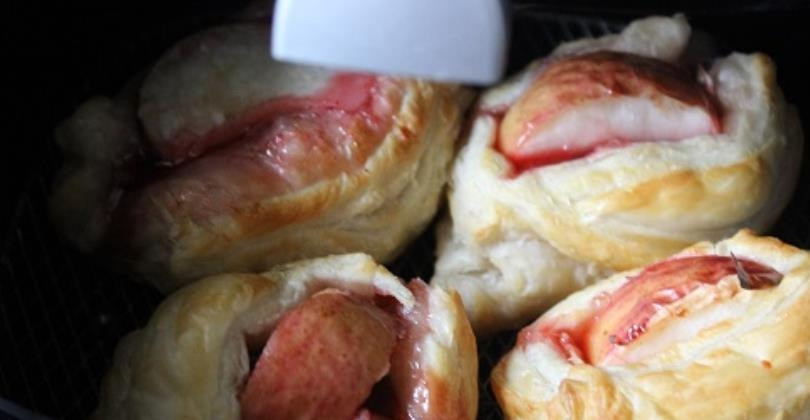 1. Этап. Слойки из слоеного теста: Готовые слойки выпекайте при 200 градусах примерно 7-13 минут, до золотистого цвета.